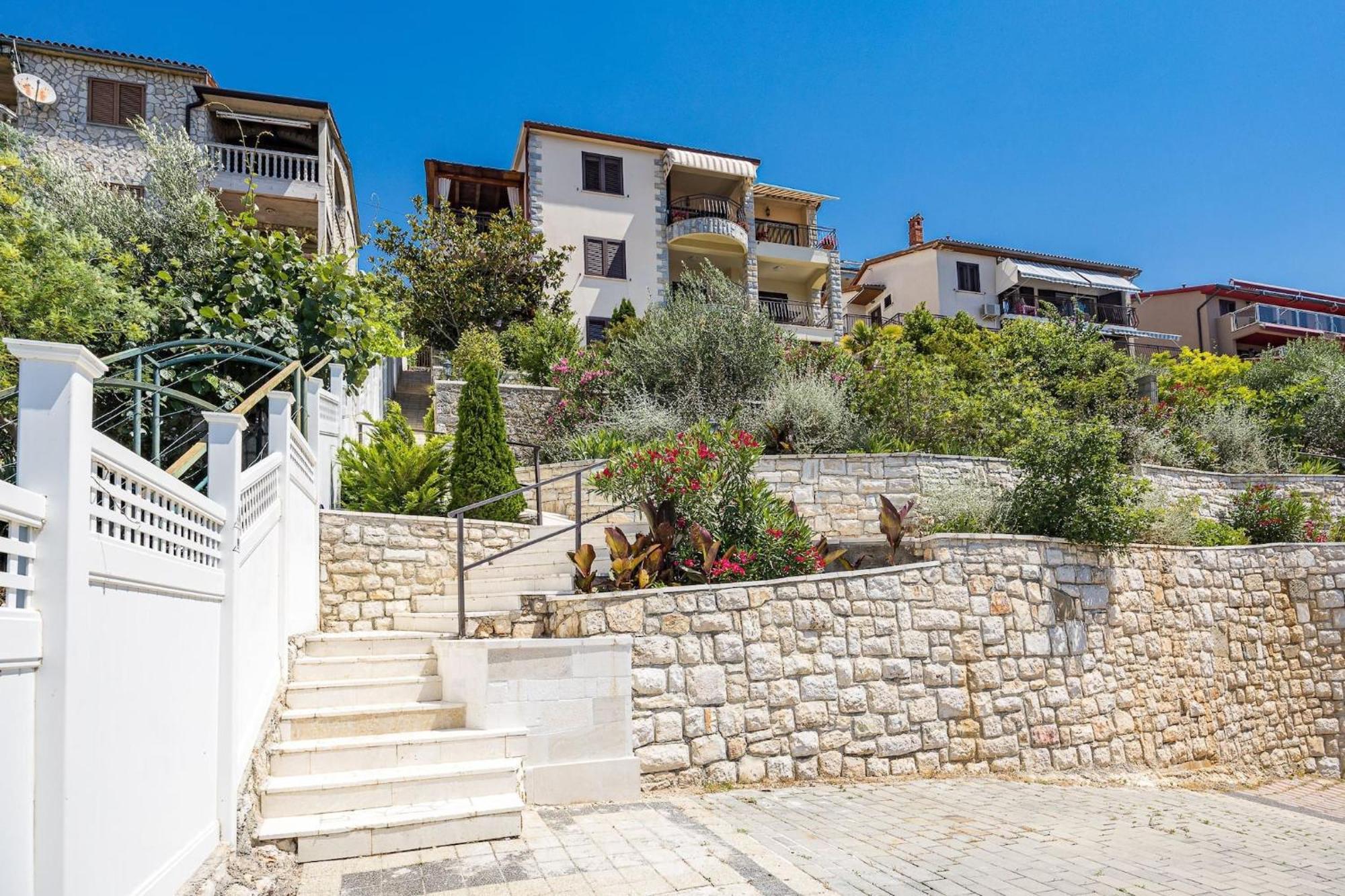 Apartments Lady M Rabac Bagian luar foto
