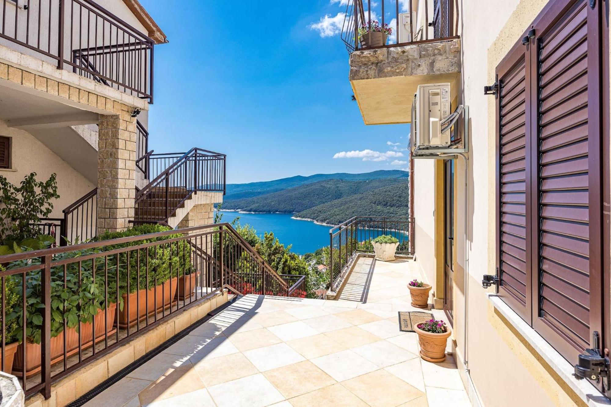 Apartments Lady M Rabac Bagian luar foto