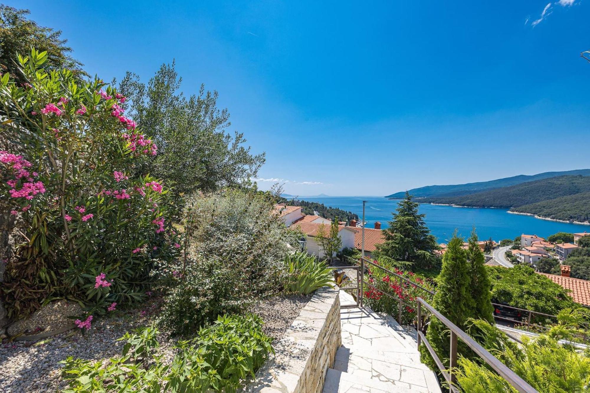 Apartments Lady M Rabac Bagian luar foto