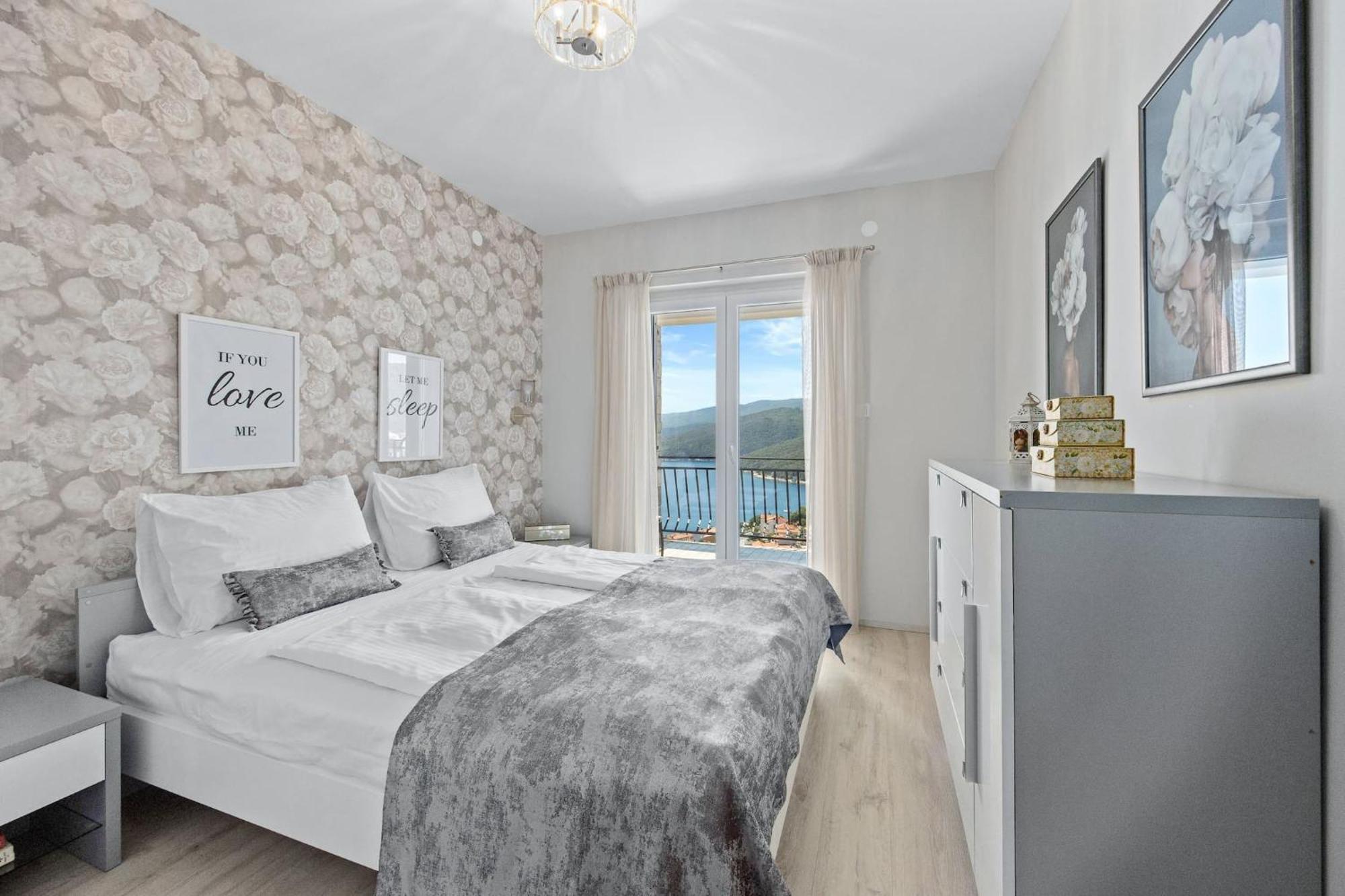 Apartments Lady M Rabac Bagian luar foto