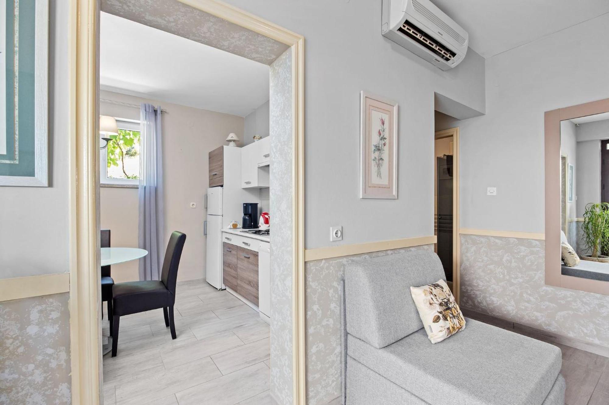 Apartments Lady M Rabac Bagian luar foto