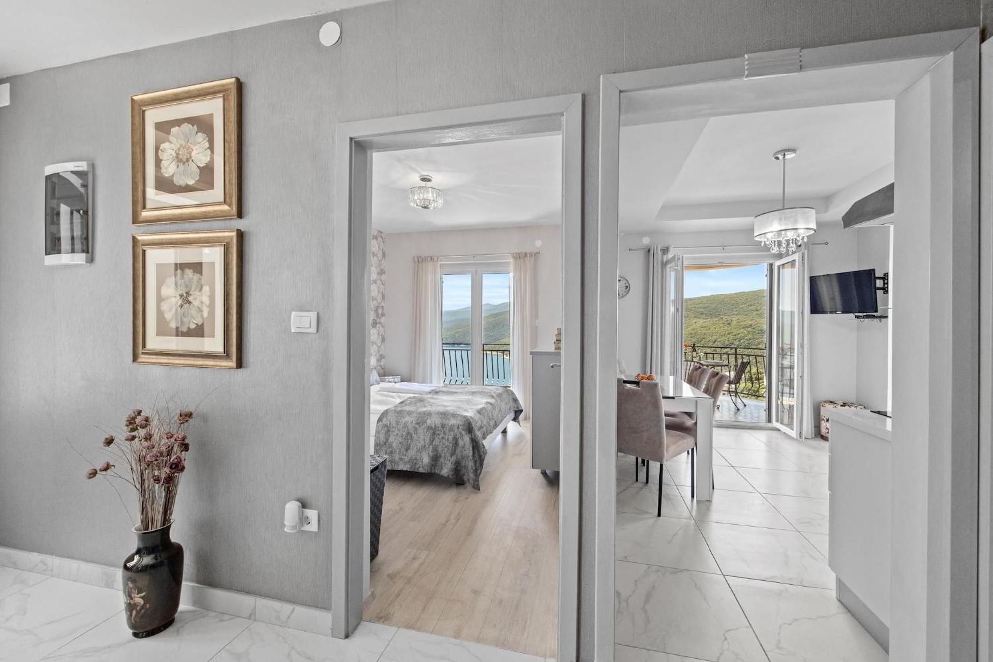 Apartments Lady M Rabac Bagian luar foto