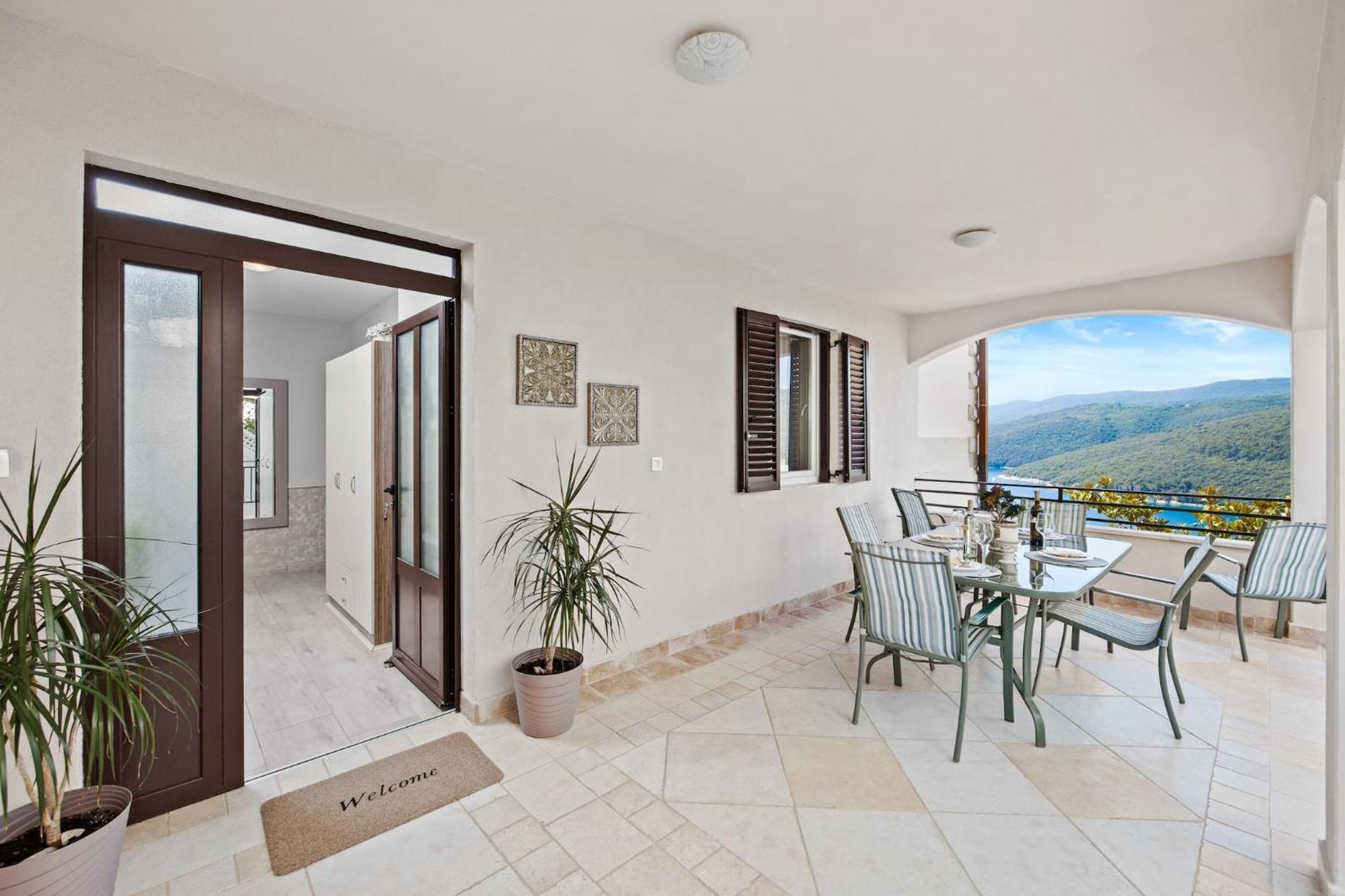 Apartments Lady M Rabac Bagian luar foto