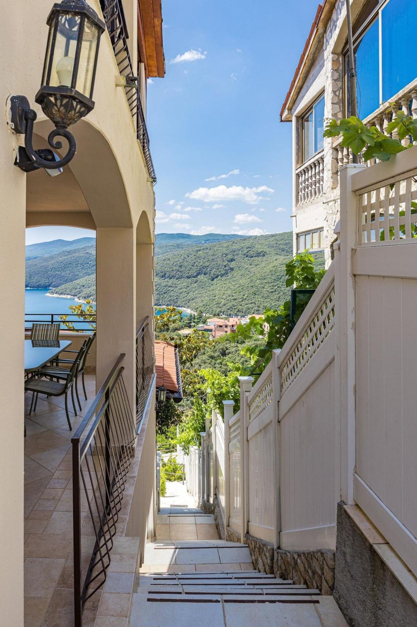 Apartments Lady M Rabac Bagian luar foto
