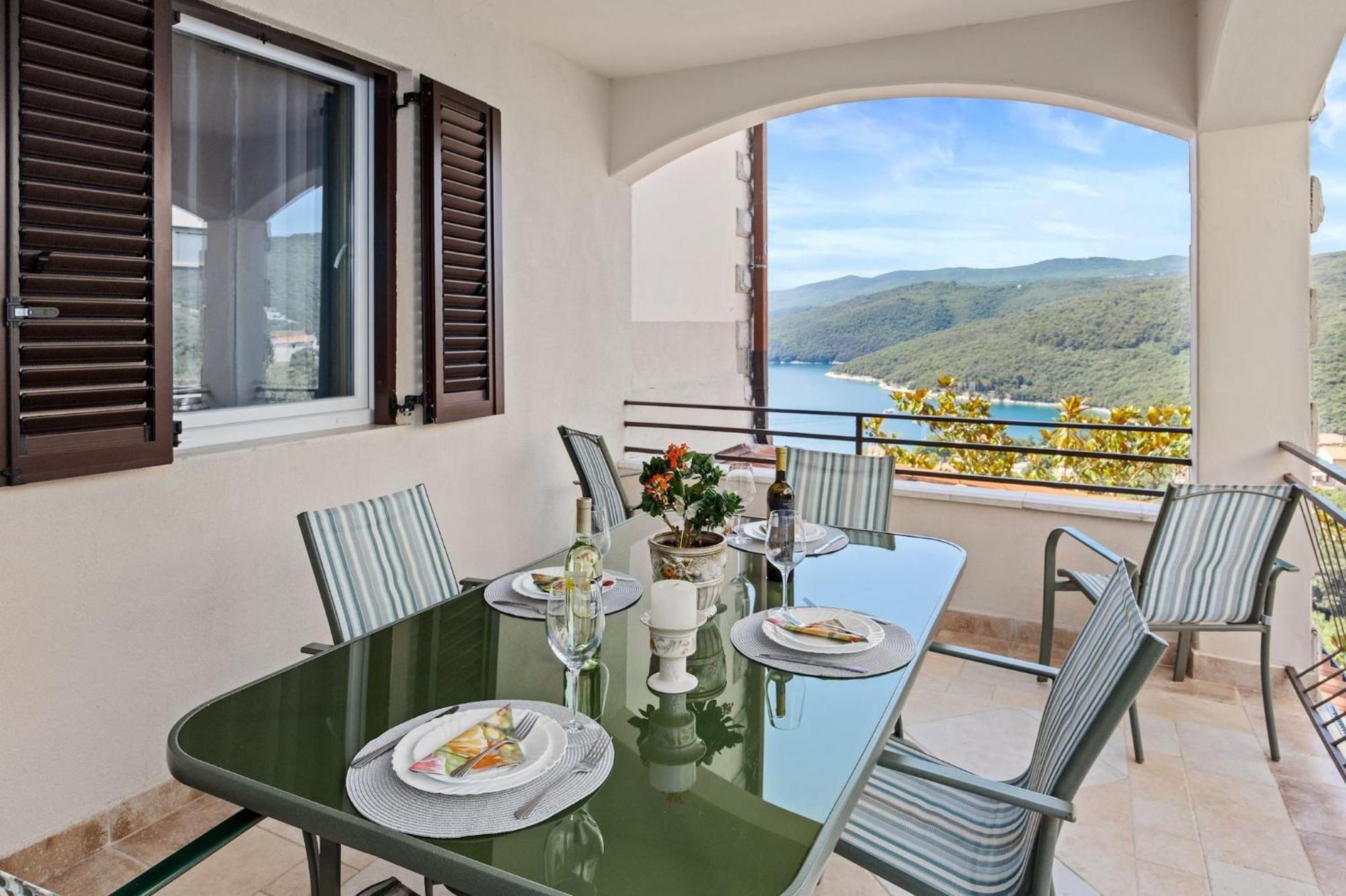 Apartments Lady M Rabac Bagian luar foto